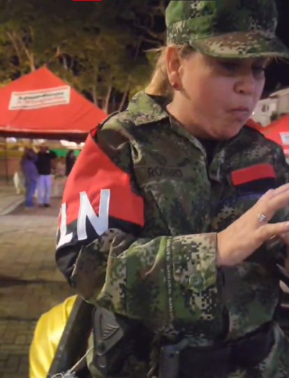 La funcionaria vistió uniforme privativo del Ejército Nacional y emblemas del ELN.