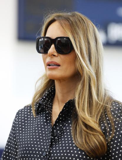 Melania Trump habla con los periodistas después de emitir su voto en el colegio electoral del Centro Recreativo Morton y Barbara Mandel el día de las elecciones, el 5 de noviembre de 2024 en Palm Beach, Florida.