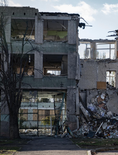 Kherson (Ukraine).- A view of destroyed buildings in Kherson, southern Ukraine, 16 November 2024 (issued 19 November 2024). Ukraine marks 1,000 days on 19 November 2024, since Russia's full-scale invasion. In November 2022, Ukrainian troops entered Kherson after the Russian army withdrew from the city, which they had captured at the start of the invasion in February 2022. Since the summer of 2024, the number of Russian artillery and drone attacks on Kherson has increased. These attacks have involved the selective dropping of shells and mines on streets with civilians. (Rusia, Ucrania) EFE/EPA/MARIA SENOVILLA