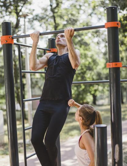 El 'dead hang' se caracteriza por mejorar la fuerza a través de una contracción muscular isométrica.