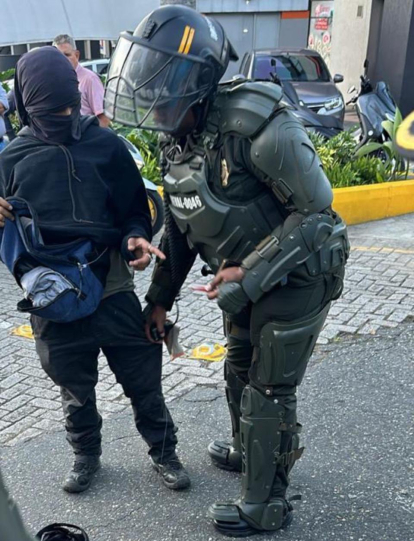 En el sector de El Poblado, las autoridades detuvieron a un encapuchado que estaba infilitrado en las manifestaciones del 25N.