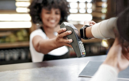 El tema ha cobrado tal fuerza, que tanto Apple como Samsung ofrecen la posibilidad de hacer pagos con sus relojes, previo enlace de los mismos con los celulares.
