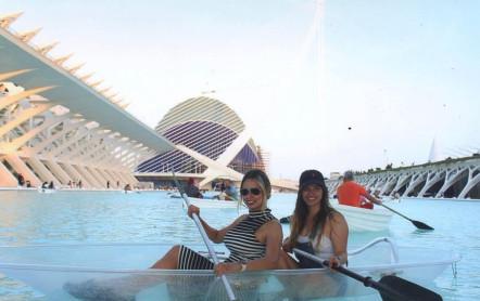 Andrea Bejarano con su hermana.