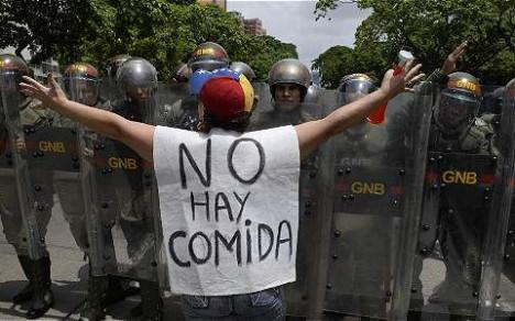 Una venezolana protesta en las calles de Caraca, durante una de las manifistaciones en contra del presidente Maduro.