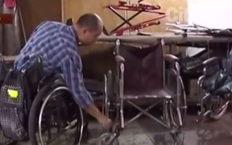 Este hombre recorrerá mil kilómetros en silla de ruedas