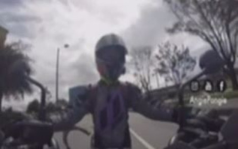 Motociclista casi es víctima de robo y lo grabó todo