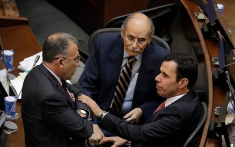 El senador Roy Barreras (izq.) dialoga con su colega Horacio Serpa (centro) y el ministro del Interior, Guillermo Rivera, durante el debate de ayer.
