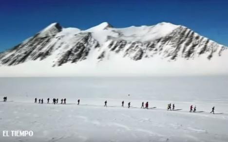 Maratón sobre hielo en Antártida pone a prueba a 55 atletas