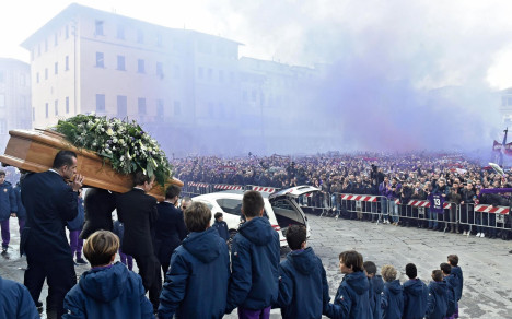 Miles de hinchas de la Fiorentina acompañaron el recorrido del féretro en las calles de Florencia.
