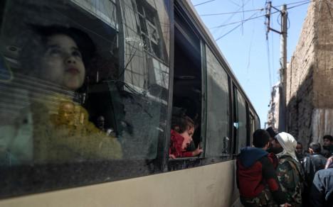 Enfermos y heridos  abandonan enclave rebelde sirio de Guta Oriental
