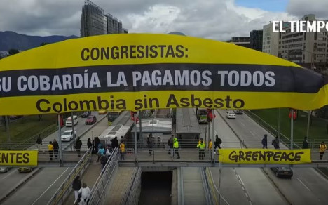 Activistas de Greenpeace escalan puente por la prohibición del asbesto | EL TIEMPO