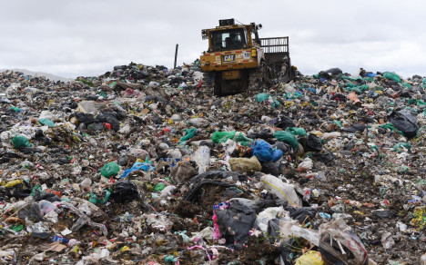Doña Juana, en Bogotá, recibe más de 900 camiones compactadores de basuras que, en promedio, gastan entre 40 minutos a una hora y media en hacer el proceso de arrojar los residuos.
