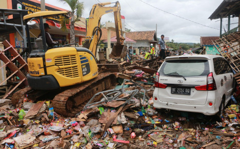 Los equipos de emergencia siguen las tareas de rescate tras el tsunami que golpeó el oeste de Indonesia y causó 222 muertos, 843 heridos y 28 desaparecidos.