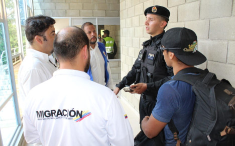 Uniformados desertores se reúnen con autoridades colombianas