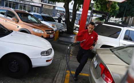Carros hacen fila para obtener combustible en un tanque de Petróleos de Venezuela SA (PDVSA) en Caracas.