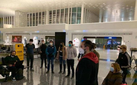 Los colombianos están listos para abordar el vuelo en Wuhan.