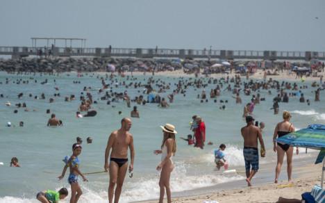 Pese a los altos números de contagios en el estado de 
Florida, cientos de personas estuvieron este domingo tomando el sol en las playas de Miami Beach.