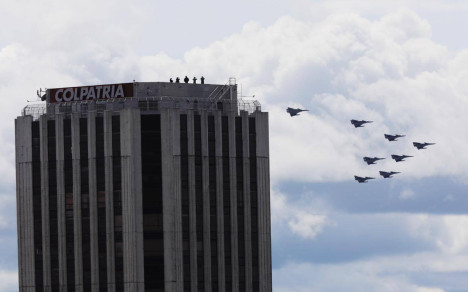 Las aeronaves de combate surcaron los cielos de la capital durante este lunes festivo.