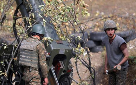 Soldados armenios disparando durante el combate militar con el ejército azerbaiyano en la República de Nagorno-Karabaj