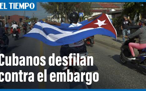 En bicicleta, moto o caballo, miles de cubanos desfilan contra el embargo