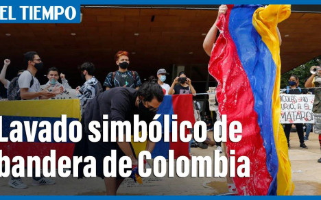 Lavan banderas de Colombia en un acto simbólico