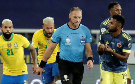 Miguel Ángel Borja (der.) le reclama al árbitro Néstor Pitana. Atrás, Neymar también discute.