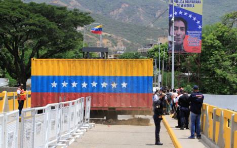 Autoridades venezolanas comenzaron a quitar los contenedores que impedían el paso en los puentes que conectan ambos países.