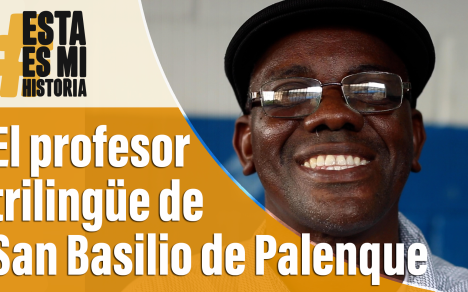 El profesor Luis Felipe Salgado enseña inglés y lengua palenquera a los estudiantes del IED Paulino Salgado Batata en Barranquilla.