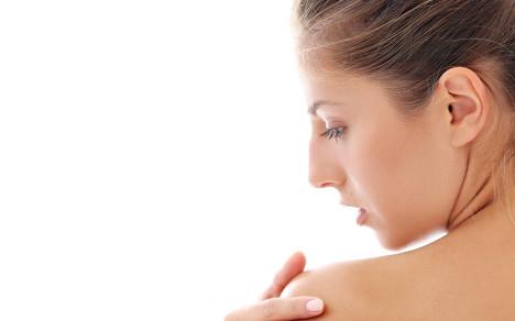 La dermatitis atópica, se manifiesta con signos y síntomas en la piel.