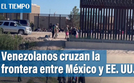Venezolanos cruzan la frontera entre México y Estados Unidos, atraídos porque las autoridades estadounidenses les permitirían solicitar asilo.