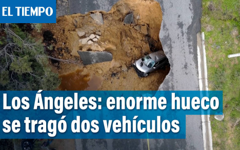 Imágenes aéreas muestran dos autos dentro de un sumidero que se abrió el martes durante las tormentas que azotaron a California.