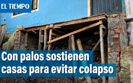 Sostenidas con palos y en medio de huecos de más de un metro, se encuentran 6 viviendas que están en riesgo de colapso, en la localidad de Santa fe.