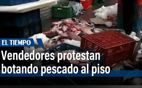 Botando el pescado al piso: así protestan vendedores informales en Bogotá