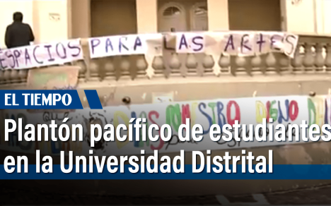 Plantón pacífico de estudiantes de artes de la Universidad Distrital