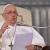 El Papa Francisco habla durante la audiencia general semanal en la plaza de San Pedro en el Vaticano.