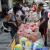 Ventas de juguetes en el centro de Medellín. A dos días de Navidad, los 'paisas' hacen sus compras para los aguinaldos que recibirán sus hijos durante la nochebuena.