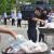 Oficiales de policía destruyen cargamentos de droga. (Getty Images)