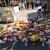 Ciudadanos colocan este domingo flores y velas en el lugar en el que seis personas murieron apuñaladas por un hombre en un centro comercial en Sidney, Australia.