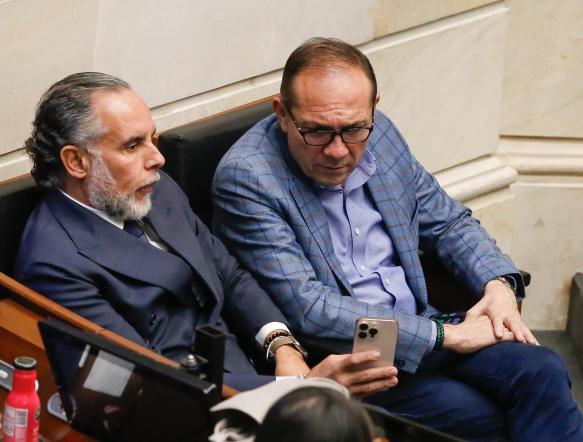 Los ministros Armando Benedetti y Antonio Sanguino durante la plenaria de este miércoles.