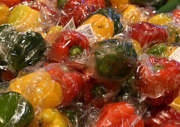Los envases de plástico para alimentos son omnipresentes,  empujando a gobiernos a tomar medidas.