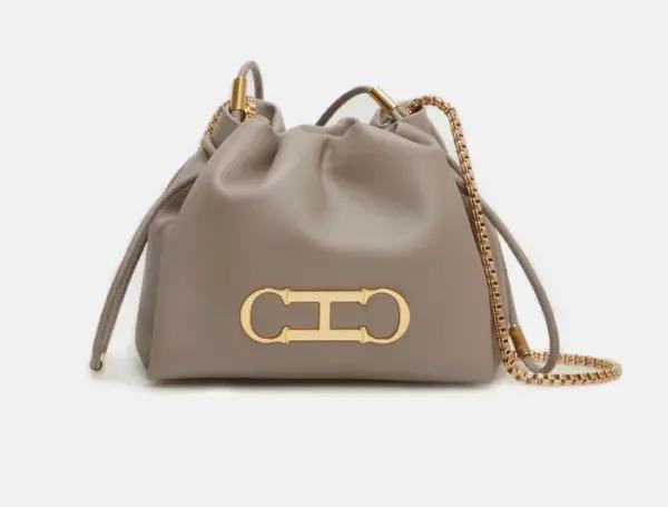 Bolso Initials Insignia Soft Shopping de Carolina Herrera.