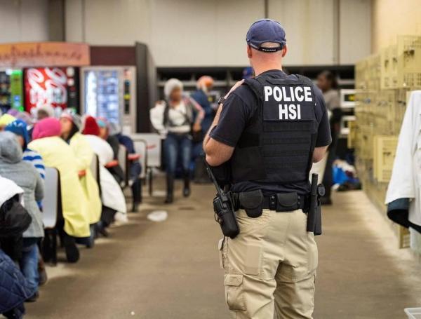 Algunos de los inmigrantes detenidos el miércoles en varias redadas en Misisipi.