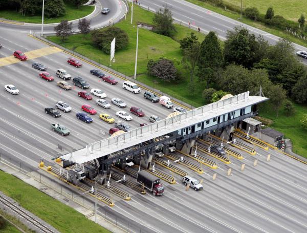 En el Senado uno de los reclamos fue por el alto costo de los peaje y el mal estado de algunas carreteras. Una cosa es el sitio de cobro y otra es la realidad de la vía.