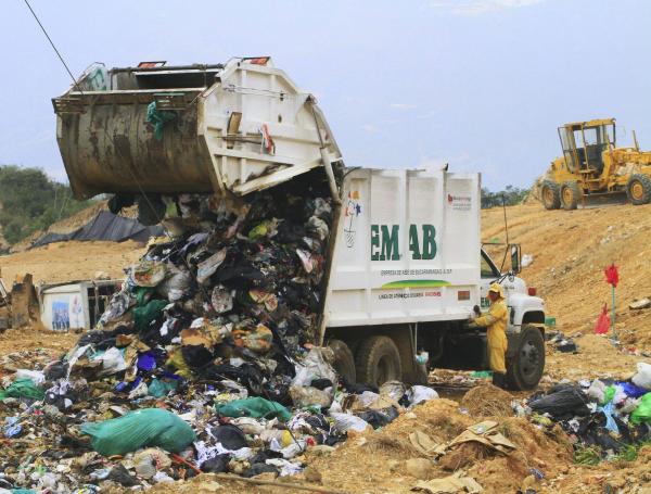 Al basurero El Carrasco llegan 1.000 toneladas de basura al día de 17 municipios de Santander. El sitio está en proceso de cierre.