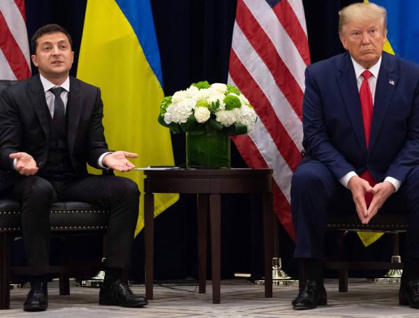 El presidente de Ucrania, Vladimir Zelenski (i) y el presidente de los Estados Unidos, Donald Trump (d), durante una rueda de prensa a propósito de la llamada en la que Trump le pide al líder ucraniano que investigue al hijo de Joe Biden.