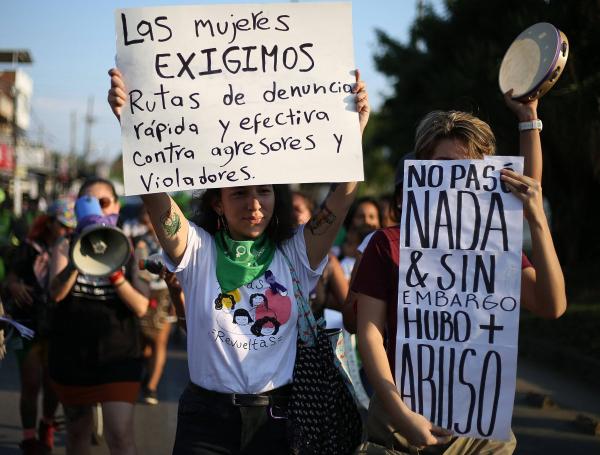Desde La Casona a Nuevo Latir se hizo sentir un llamado para que se frenen los actos de violencia contra las mujeres en Colombia.