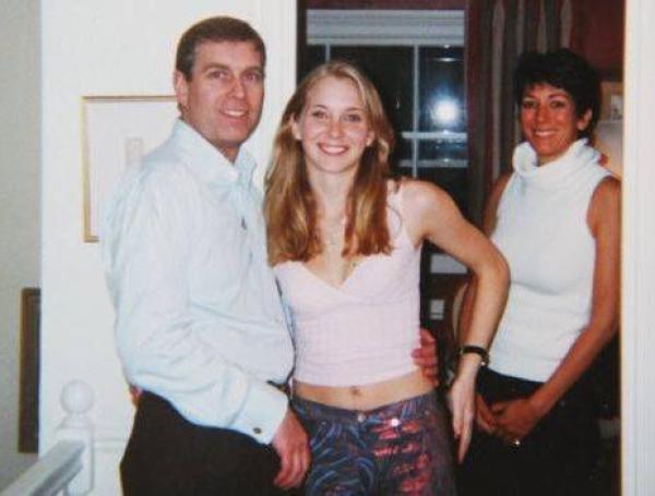 Giuffre (en el centro) insistió en la veracidad de esta imagen tomada en 2001 y en la que se ve al príncipe Andrés tomándola por la cintura. Ghislaine Maxwell está a la derecha.