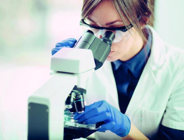 Pocas mujeres se inclinan por las carreras afines a la ciencia.