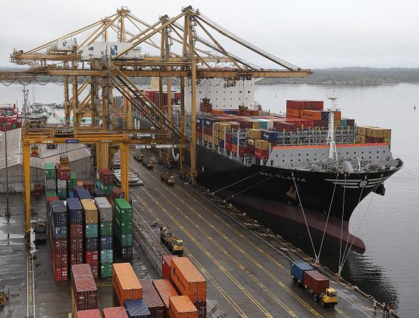 En el libro afirman que precio pagado por el consumidor colombiano por un producto exportado equivale a unas 2,35 veces el precio internacional.