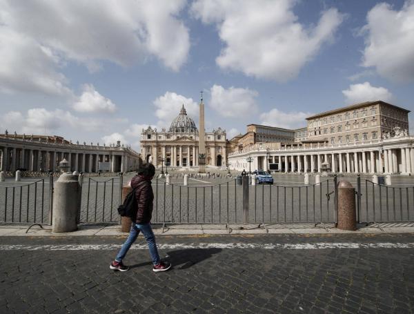 A las afueras de la plaza de San Pedro, en el Vaticano, se realizó la plegaria del ángelus en medio de la soledad de la cuarentena que se realiza en ese país.